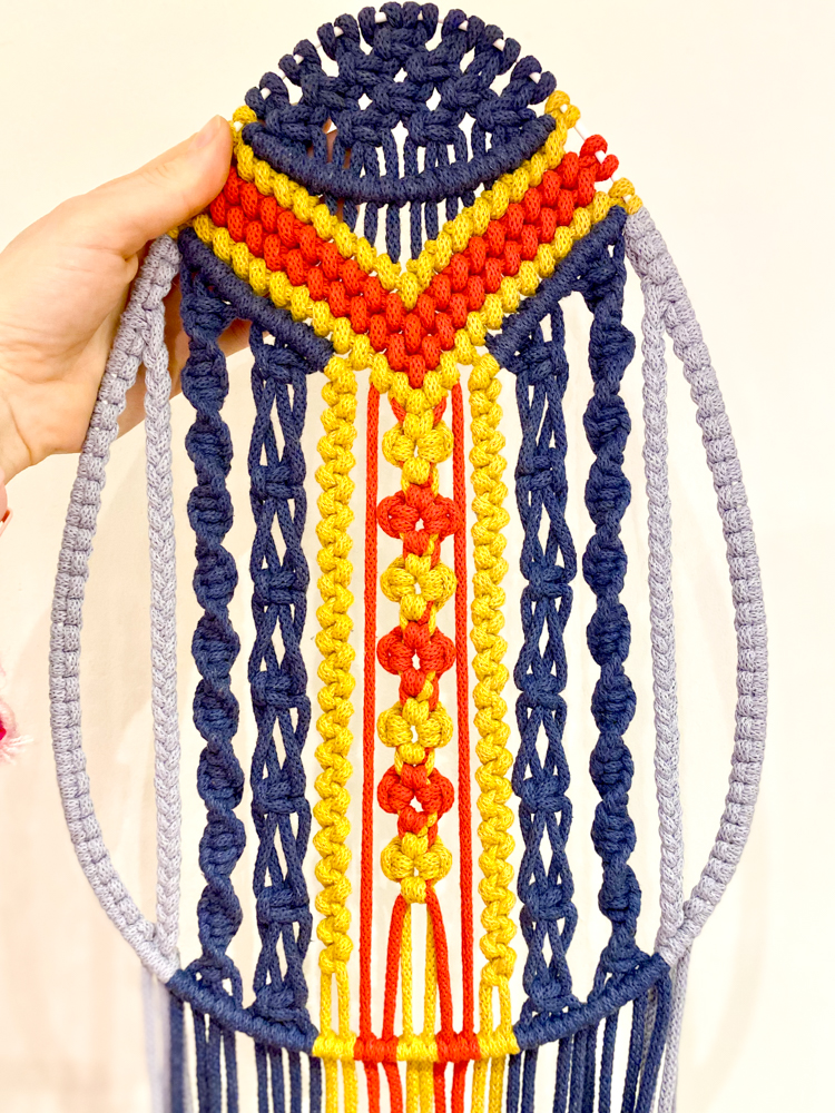 Makramowa pisanka w granatach i żółciach