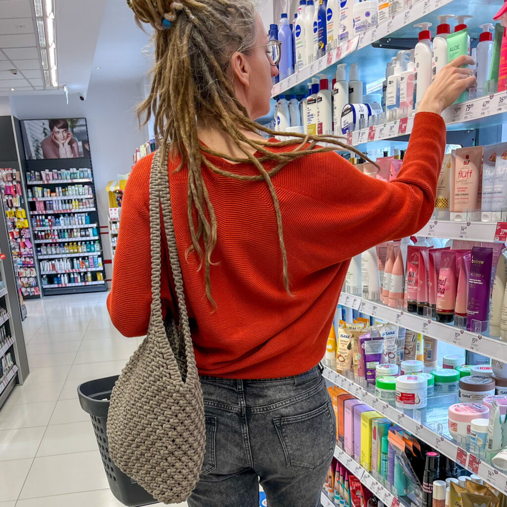 Makramowa torba na zakupach w Rossmannie